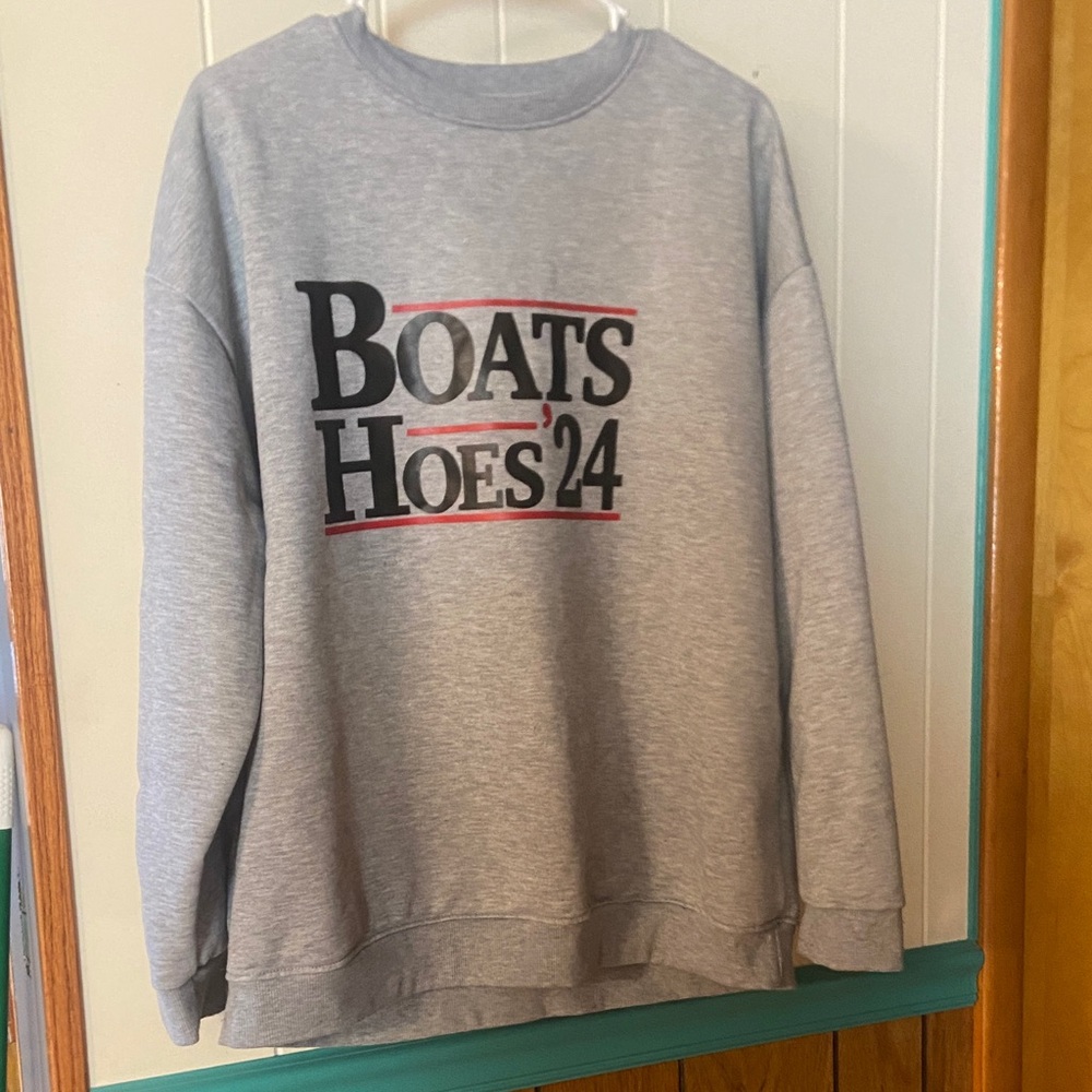 Boats Hoes '24 Graphic Crewneck Sweatshirt - Grey